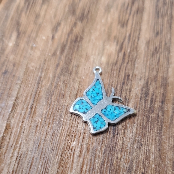 P310 Cute Turquoise Butterfly Pendant Charm - Picture 1 of 1